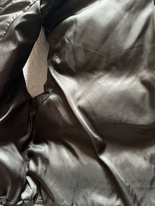 Жіноча чорна жилетка