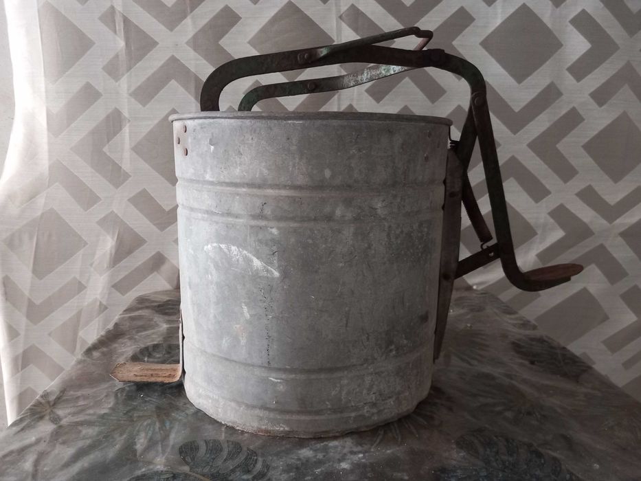 Balde espremedor de esfregona, Rodex,  1950, feito de metal galvanizado.