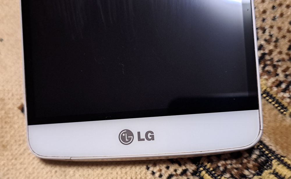 Телефон LG на деталі