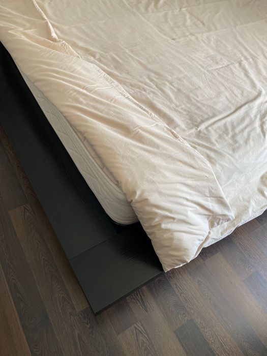 Cama de casal com mesas de cabeceira