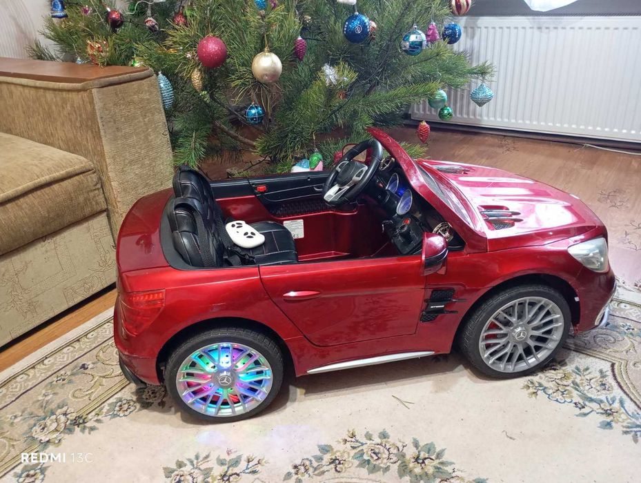 Дитячий електромобіль