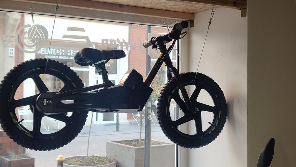 Elektryczny rowerek biegowy HP 121E 16 cali dla 105–125 cm (5–8 lat)