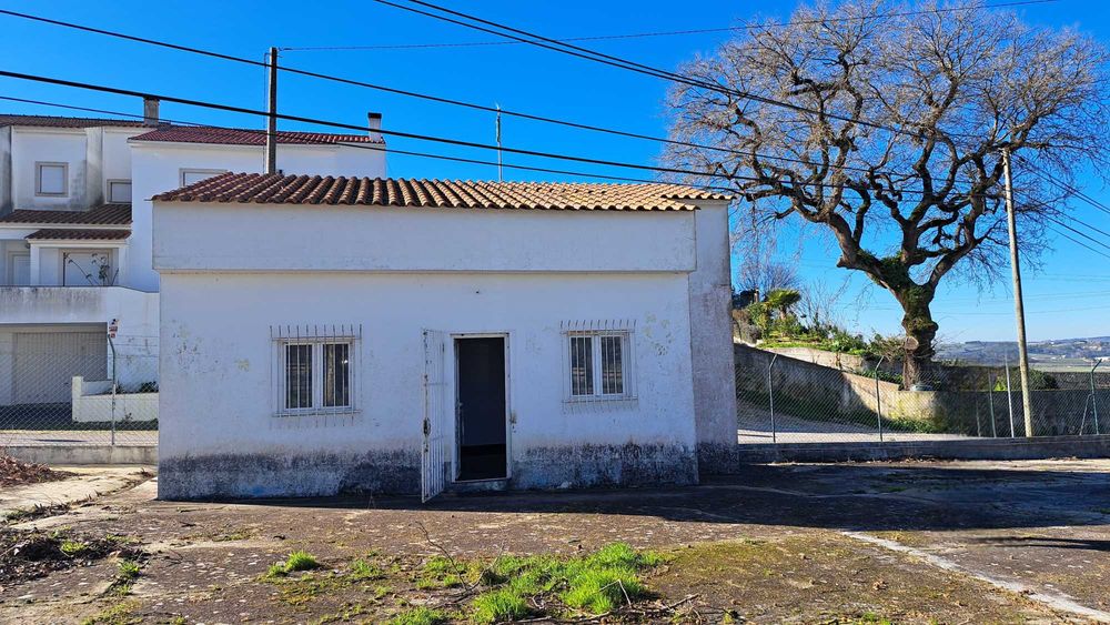 Terreno Urbano com Habitação T1 e Projeto de Ampliação.