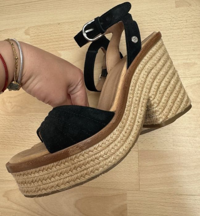 Sandały na obcasie UGG w stanie  dobrym rozmiar 39,5