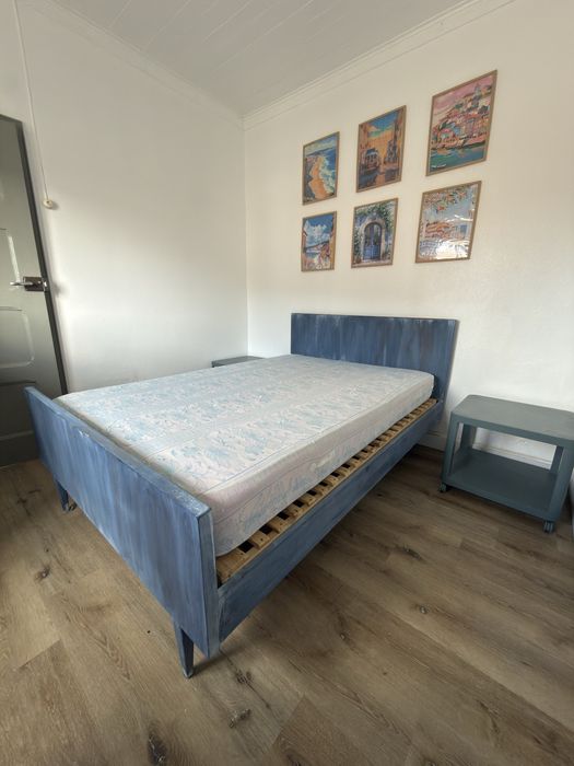 Cama casal pintada azul