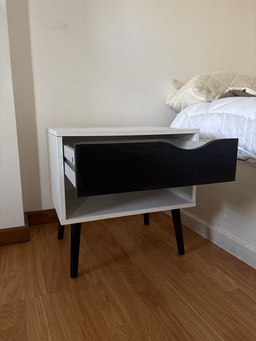 Mesas cabeceira preto e branco