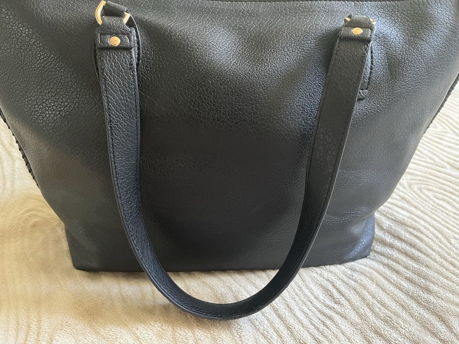Duża czarna torebka na ramię Liu Jo z ozdobnym frędzlem chwostem