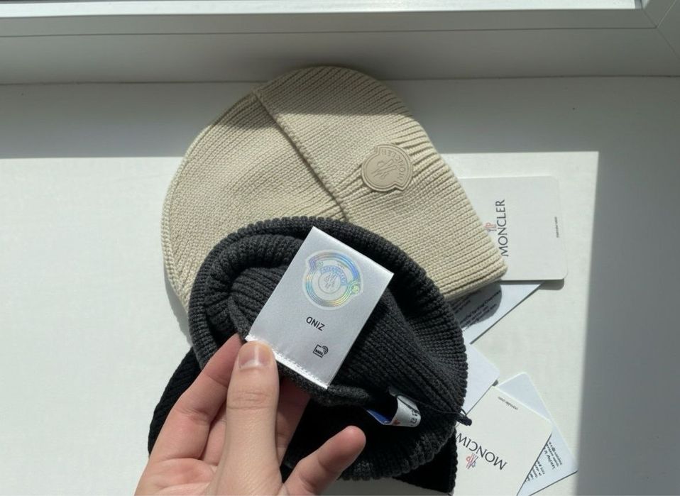 Шапка Moncler.