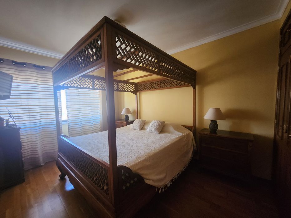 Conjunto,  cama e mesas de cabeceira
