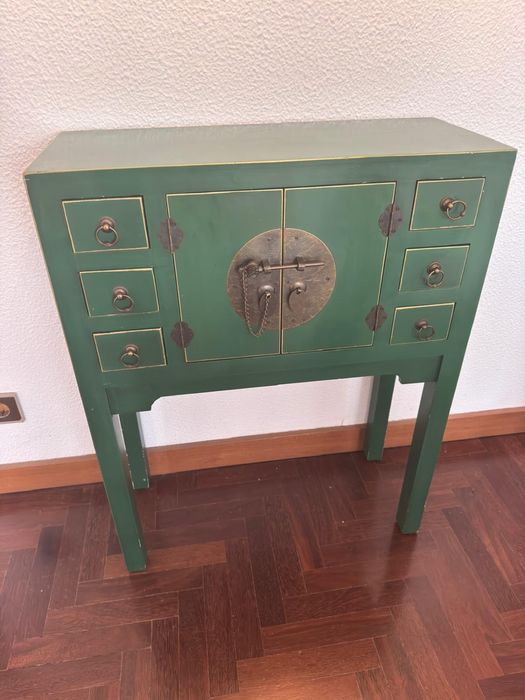 Consola de inspiração oriental