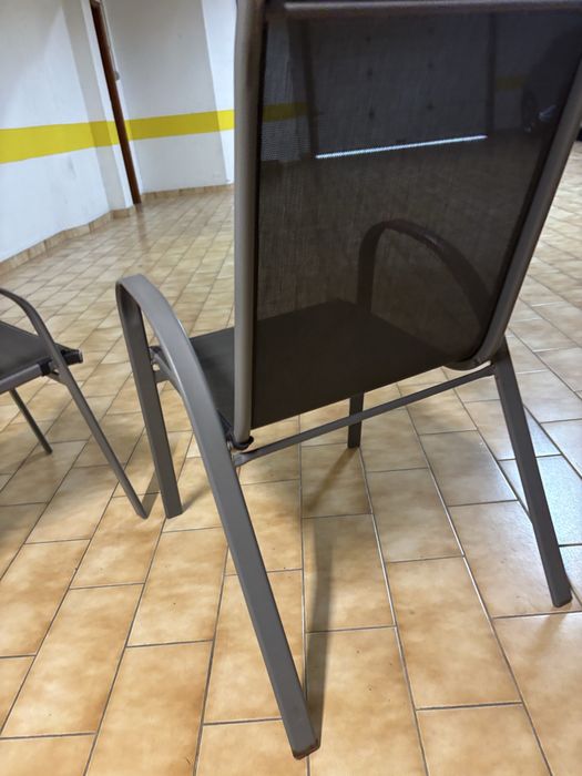 Mesa com duas cadeiras LeroyMerlin