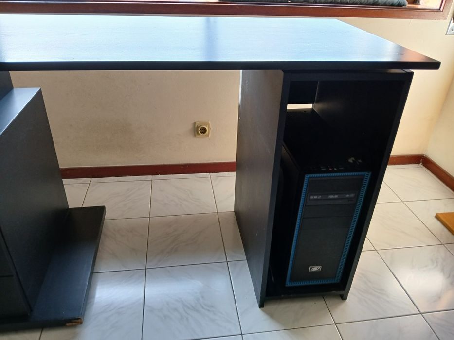 Secretária com Gavetas