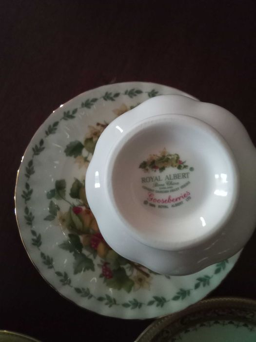 Chávenas diversas em porcelana