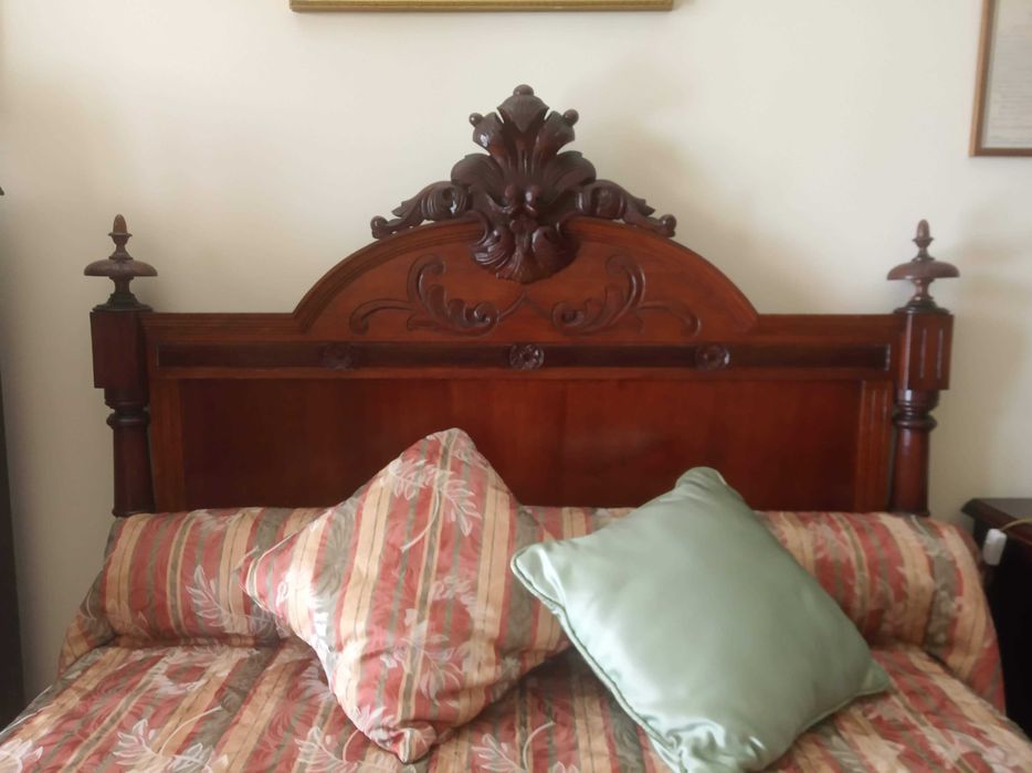 Cama Antiga em Bom Estado - Madeira Maciça Trabalhada; Inclui colchão
