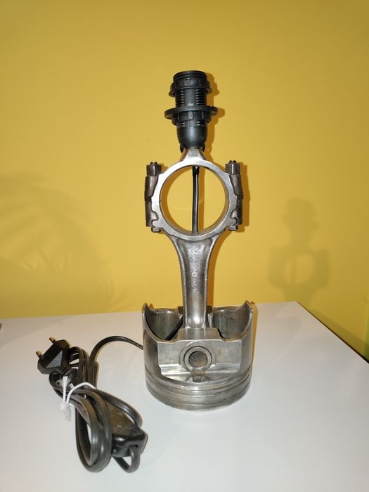 Lampka stołowa wykonana z tłoka oraz korbowodu