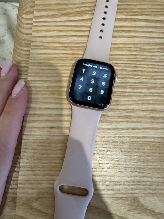 Apple Watch Series 5 40mm Gold Aluminum w. Pink.