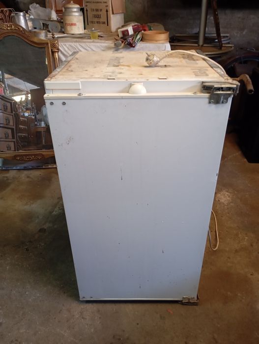 Vendo este frigorífico muito bom estado a trabalhar muito bem