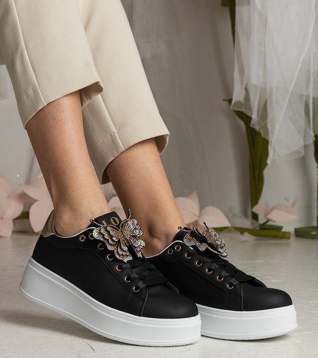 Czarne sneakersy zdobione motylkiem z cyrkoniami Kariba