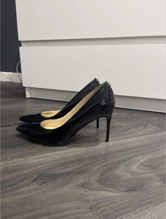 Лакові туфлі guess