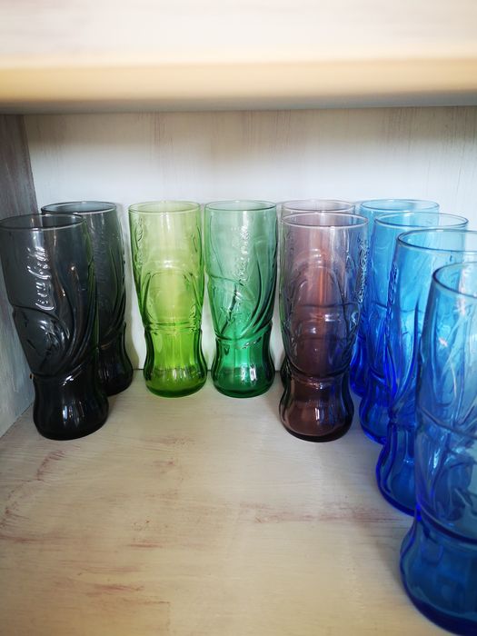 Vários copos McDonald's