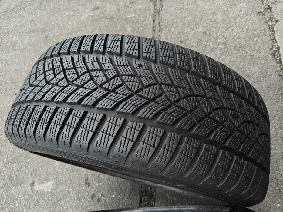ПАРА 2ШТ R18 225 45 RunFlat GoodYear UltraGrip зимові шини з BMW