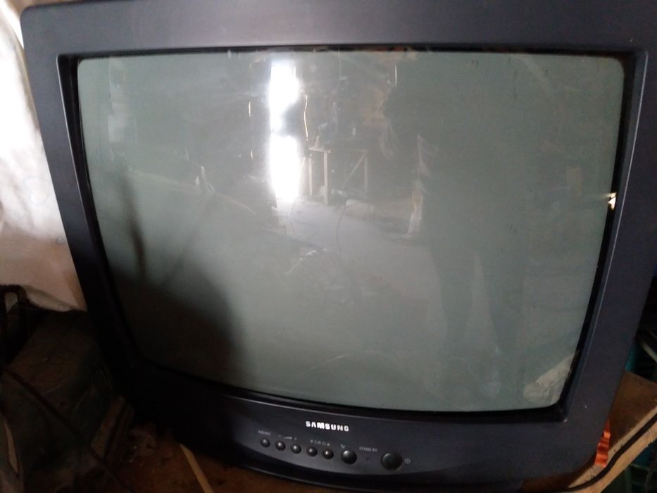 Tv samsung 45cm x 49cm desocupar