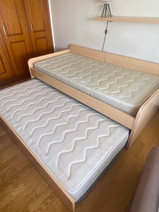 Conjunto completo: cama de solteiro + colchão extra + estante — 350€