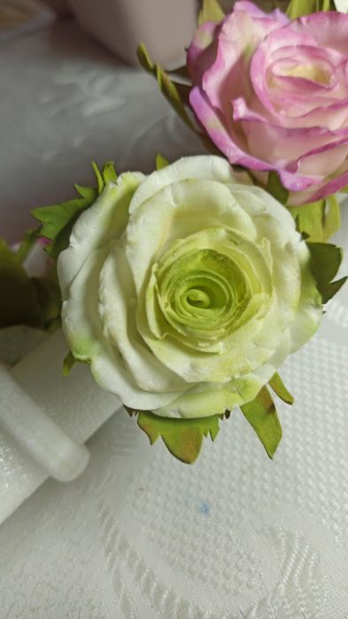 Троянда на резинці