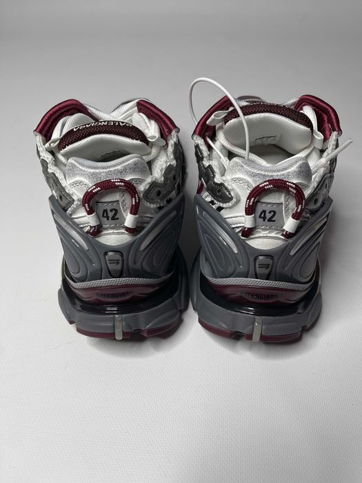 Бөксені кроссовкамен ұрды