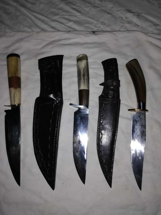 facas e lanças de caça, artesanais