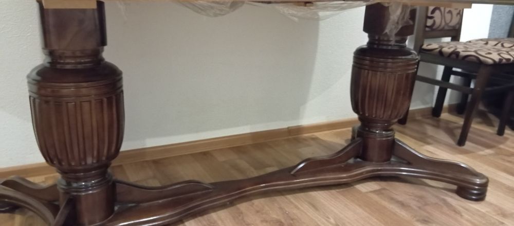 Гарний дерев'яний стіл