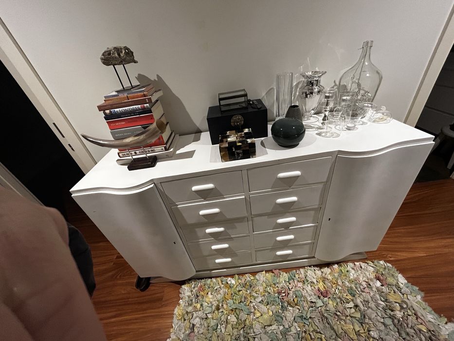 Movel com 10 gavetas exteriores e 4 vavetas interiores