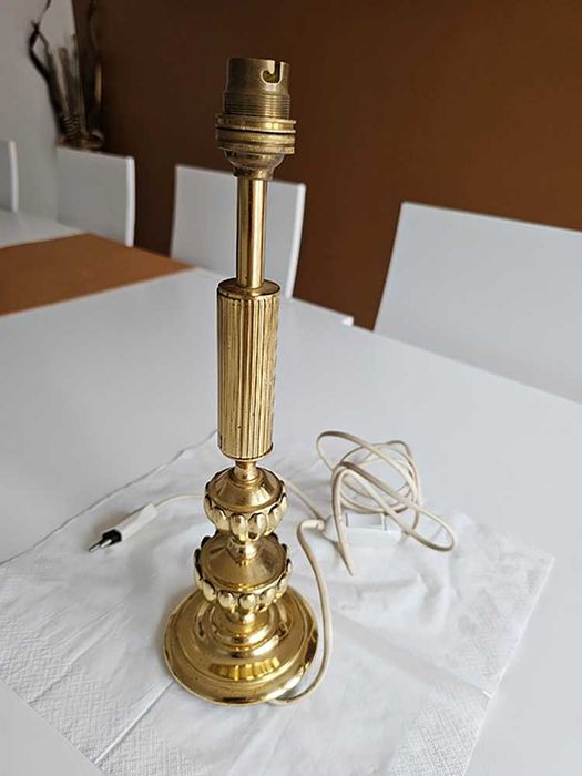 Base dourada, antiga, para candeeiro