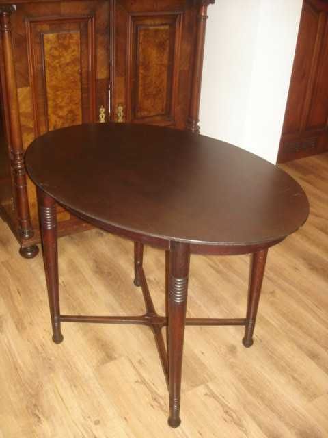 owalny gięty stół. Thonet