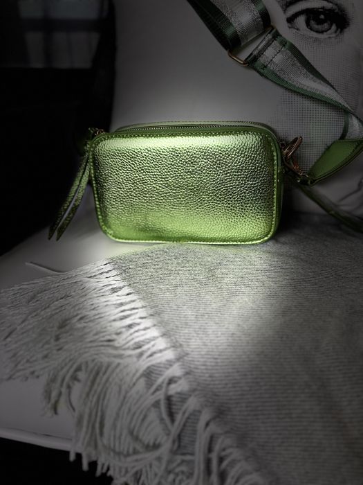 Mala verde metalizada com alca à tiracolo