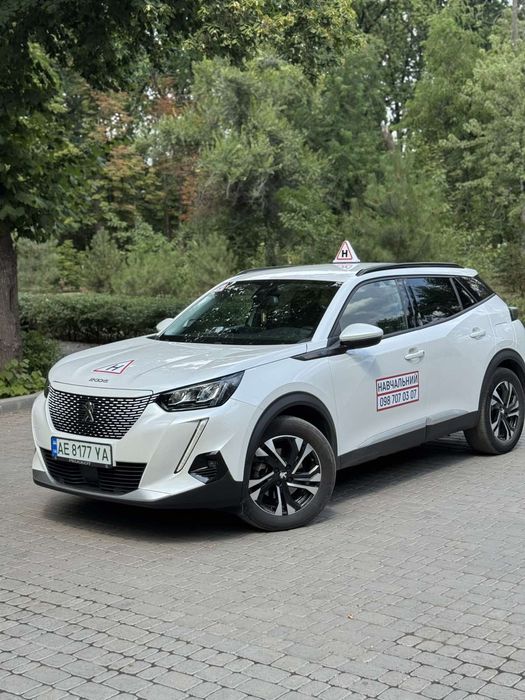 Автоінструктор. Інструктор з водіння. Приватні уроки з водіння.