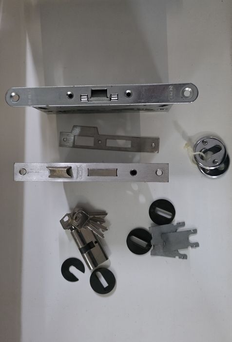 Fechadura com canhão e chaves