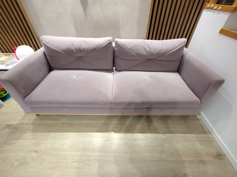 Sofa welurowa na drewnianych nóżkach