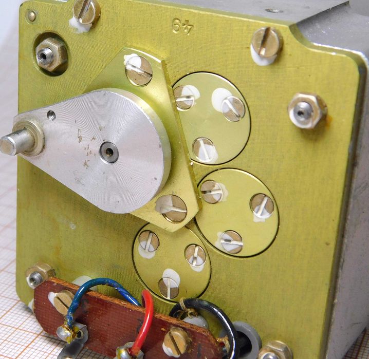 Moduł precyzyjnego strojenia kondensatora lub wariometru radiostacji