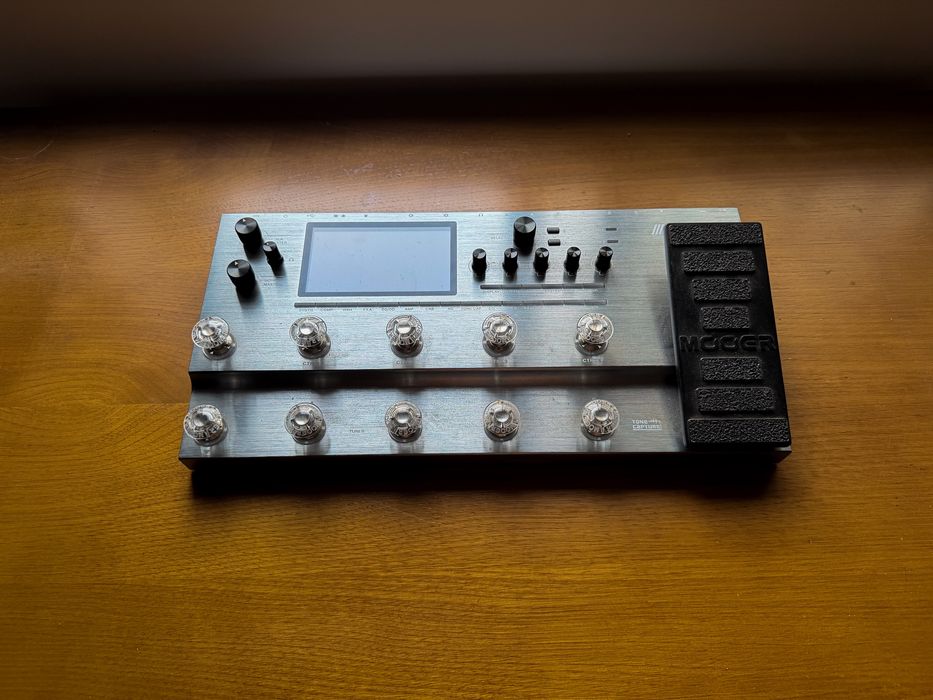 Mooer GE300 + Thon Case
