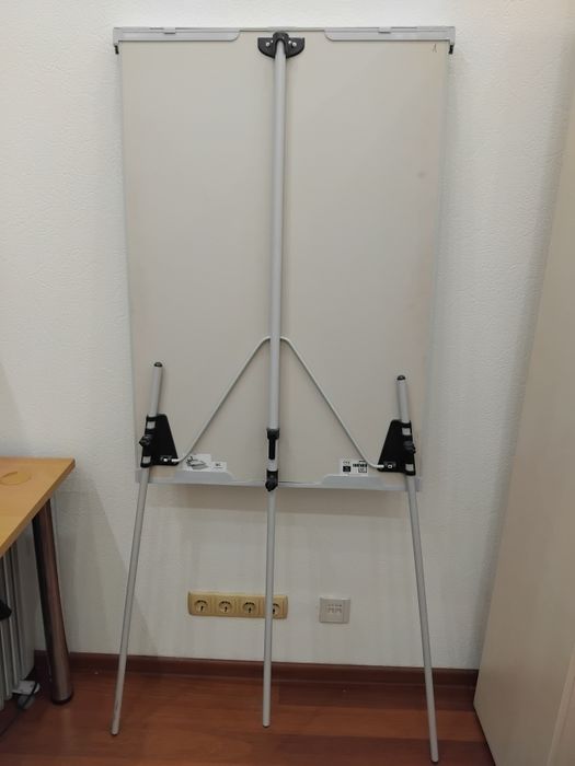 Фліпчарт в ідеальному стані на тривозі Висота дошки 1м. ширина 70 см.