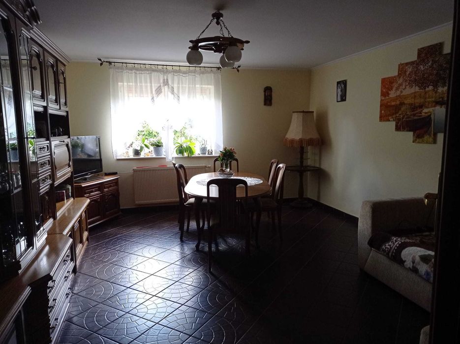 Przestronny Dom z Garażem i Ogrodem