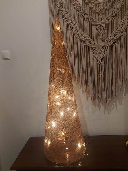 Choinka swiecaca stozek