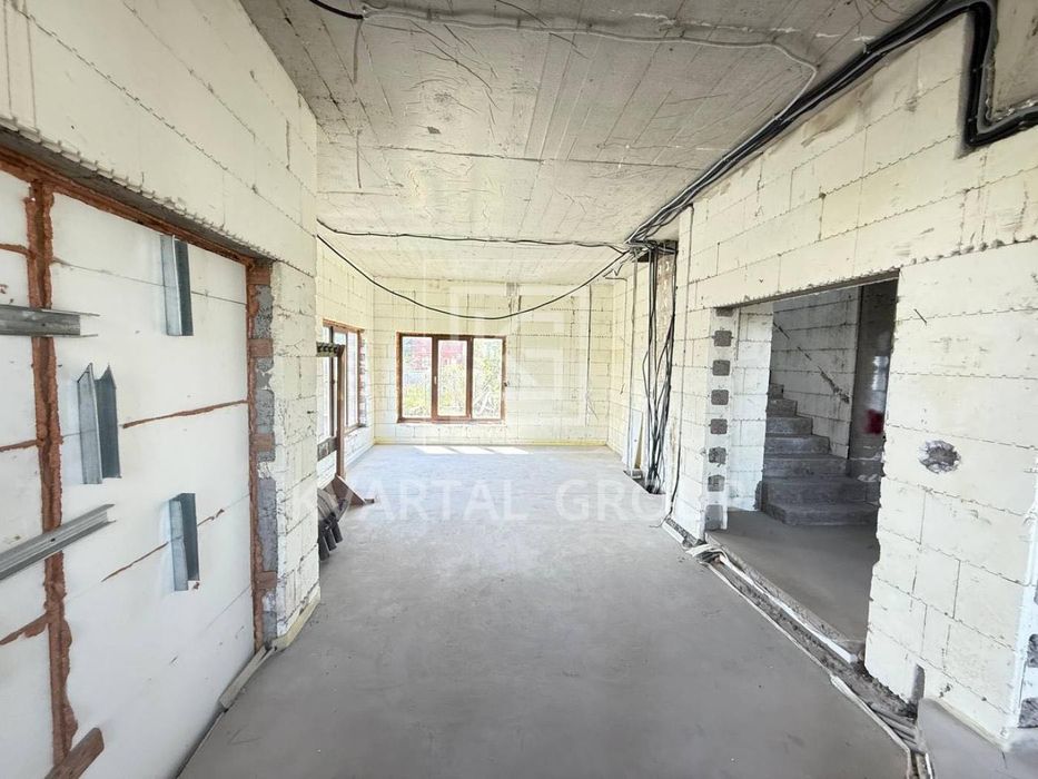 Продаж будинку 180 м² на 11 сотках з гаражем, підвалом 105 м² та укриттям в Блиставиці.