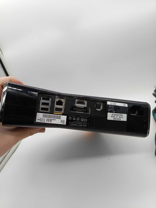 Konsola Xbox 360 S 250 GB + 2 pady + zestaw gier + sensor kinect