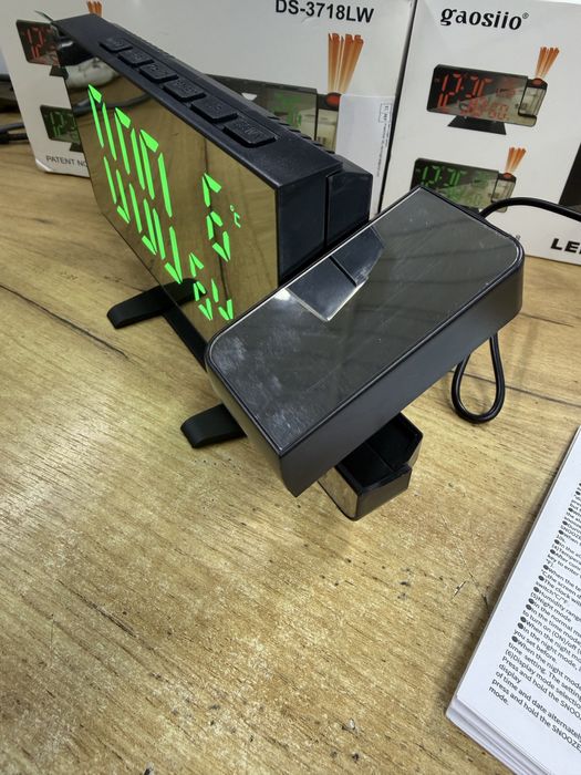 Годинник електронний з проекцією часу настільний годинник