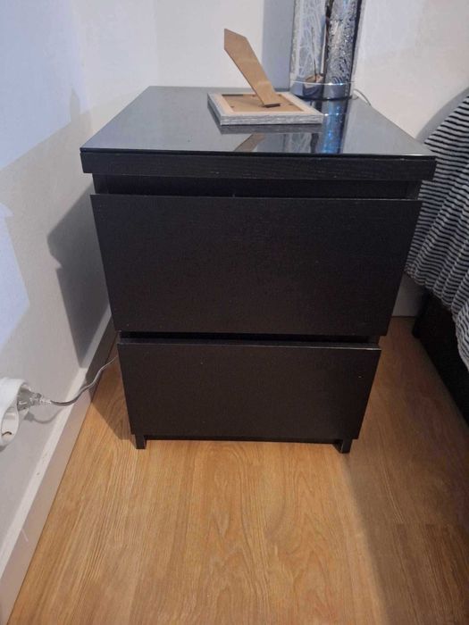 Mesa de cabeceira com vidro IKEA