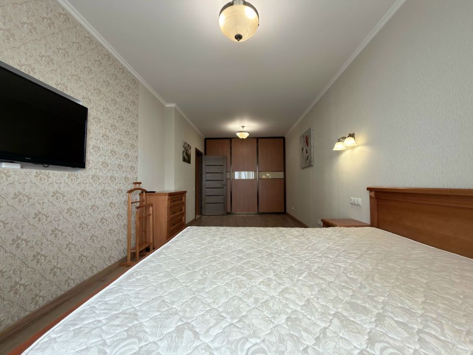 Глушкова 9в, біля Виставкового центру, 1 кімнатна 54м2, є генератор
