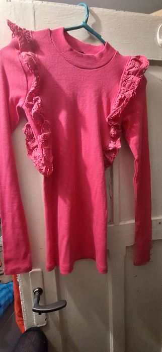 Rozowa koszulka z falbanami