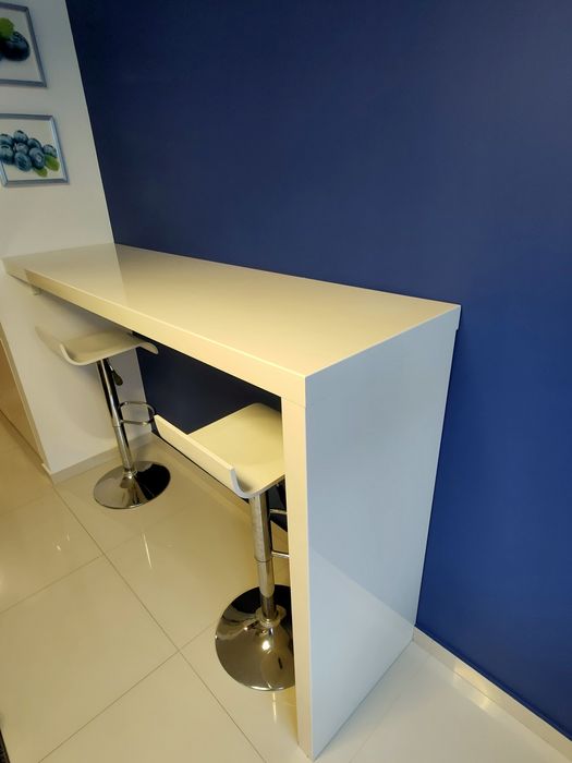 Piękny designerski biały barek do kuchni lub salonu. Stan  dobry